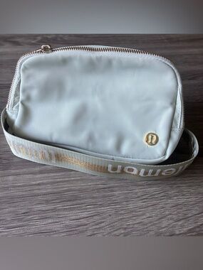 NWT LIMITED EDITION lululemon Everywhere Belt Bag 1L vapor/white/gold metallic
